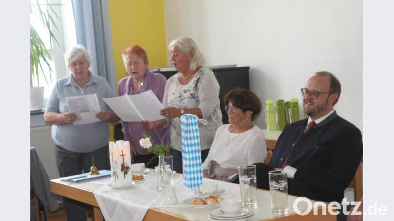 Der Dreigesang der Seniorengemeinschaft (links) verabschiedet den Landrat mit dem Windischeschenbacher Heimatlied. Bild: wrt