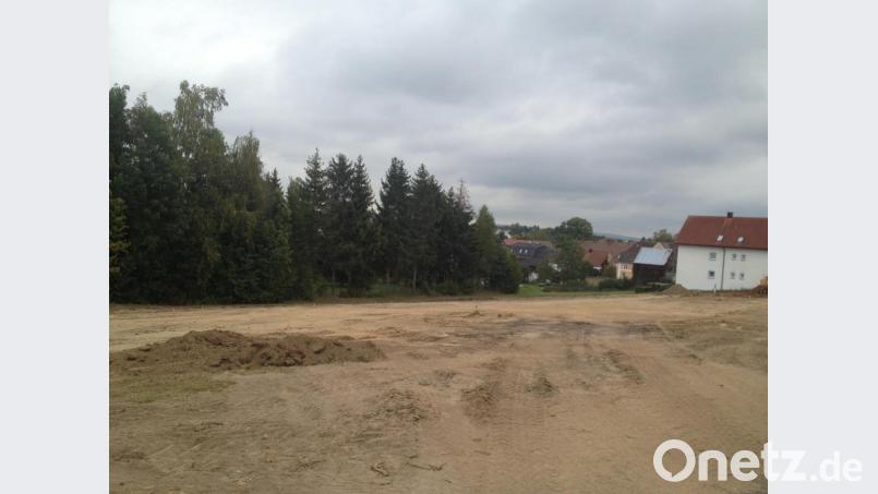 Für den „Sonnenpark Kemnath“ an der Berndorfer Straße hat der Stadtrat den Weg geebnet, für einen baldigen Baubeginn die Bagger bereits das Areal vorbereitet. Entstehen soll dort bis Ende 2022 eine mehrgeschossige Eigentumswohnanlage mit Wohnungsgrößen von 69 bis 110 Quadratmetern. Bild: stg