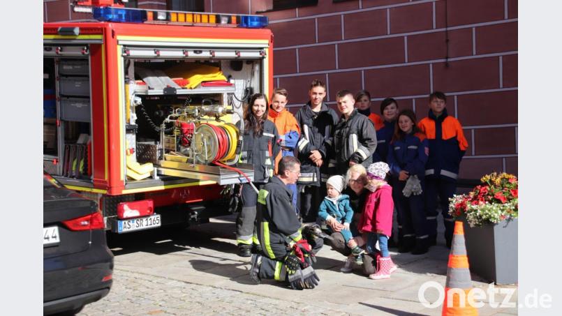 Ein paar Jahre dauert es noch, dann können die beiden wissbegierigen Kinder in die Jugendfeuerwehr eintreten. Bild: cog