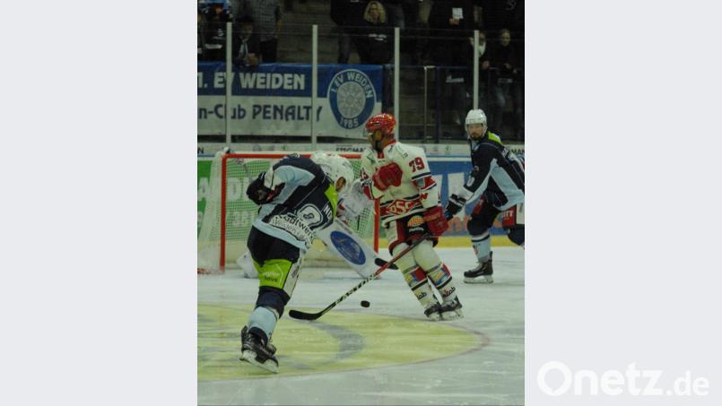 Barry Noe zieht ab, doch der Versuch des Weidener Verteidigers bringt nichts ein. Die Blue Devils verloren am Sonntag auch das zweite Testspiel gegen den Deggendorfer SC mit 2:4. Bild: gb
