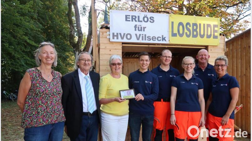 Das HvO-Team freut sich über eine Zuwendung des Schnäppchen- und Flohmarktladens der Pfarrei Vilseck.Von links: Gabriele Wilfling, Friedrich Bosser und Veronika Pröls vom Schnäppchen- und Flohmarktladen, HvO-Vorsitzender Andreas Obermeier, Christian Kurz, Corina Kaiser, Franz Kurz und Romy Küllmer-Urbanczyk. Bild: rha