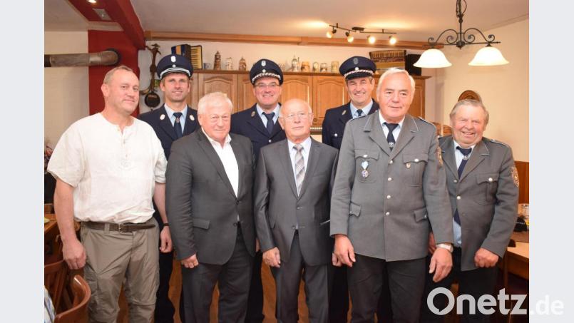 Im Kreise zahlreicher Gratulanten feierte Hermann Hartinger (Mitte) aus Pischdorf seinen 80. Geburtstag. Die Glückwünsche der Gemeinde überbrachte Bürgermeister Johann Wilhelm. Bild: bnr