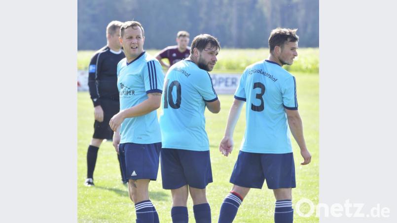 Blick zurück bei den Spielern des 1. FC Großalbershof: Die 1:3-Heimniederlage gegen die DJK Ursensollen hätte nicht sein müssen. Bild: Ziegler