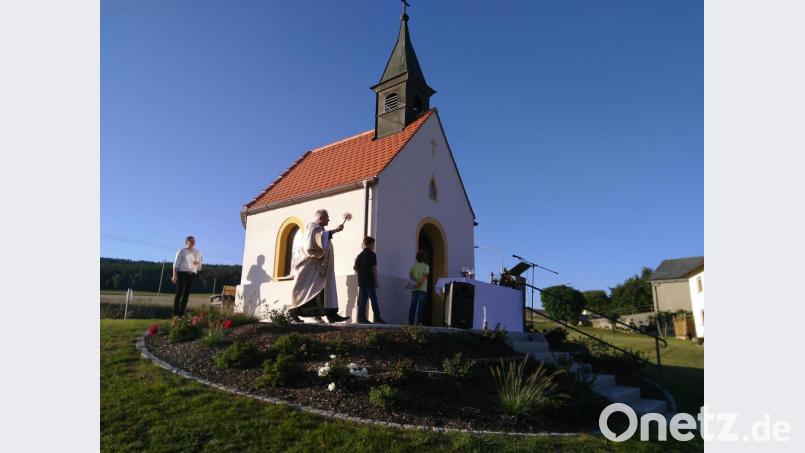 Die neu renovierte Kapelle in Mülles wird von Diakon Gerstacker gesegnet. Bild: mma