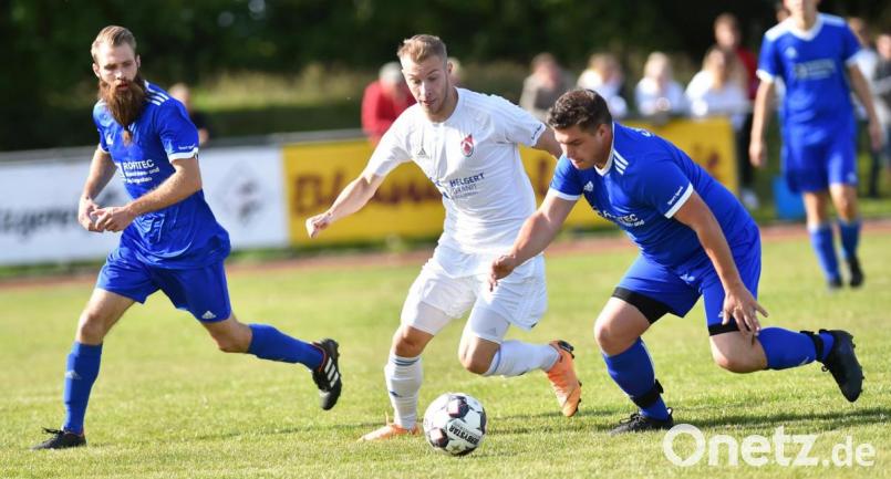 Die Flosser Lukas Schaller (rechts) und Nikolas Feiler (links) bekämpfen den Flossenbürger Angreifer Fabian Kunz. Die Gastgeber wandelten im Derby einen 0:2-Rückstand noch in einen 3:2-Sieg um. Bild: A. Schwarzmeier