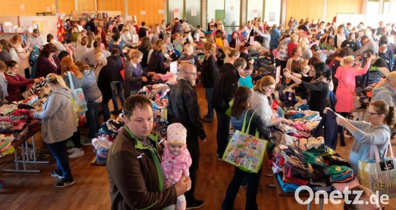 Einem riesigen Kaufhaus gleicht der Fred-Lehner-Saal in der Mehrzweckhalle beim Herbst/Winter-Basar des Evangelischen Wichteltreffs mit der Kindertagesstätte "Unterm Regenbogen". Der Erfolg konnte sich sehen lassen. Bild: le