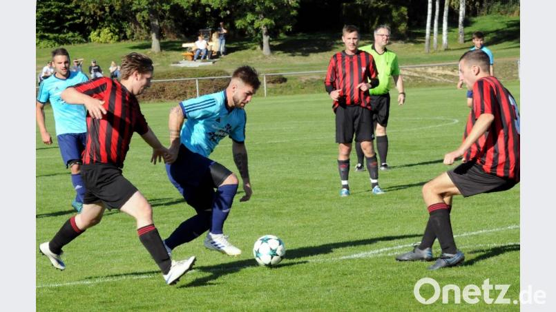 Der TSV Konnersreuth verlor das Spitzenspiel der Kreisliga Süd gegen TuS Erkersreuth mit 0:2. In dieser Szene hat es Oliver Schicker (blaues Trikot) mit den beiden Gästespielern Eugen Bengs (links) und Ralf Dörr zu tun. Bild: heh