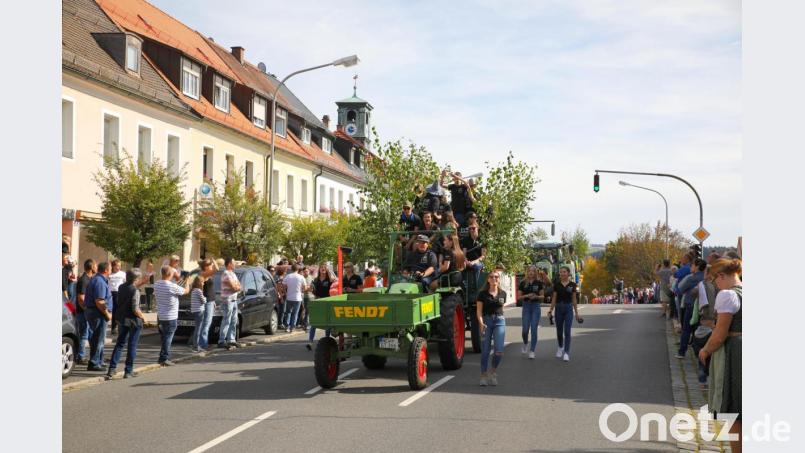 Kirwazug der Jugend am Kirchweihsonntag in Erbendorf. Bild: JOCHEN NEUMANN 
ERBENDORF