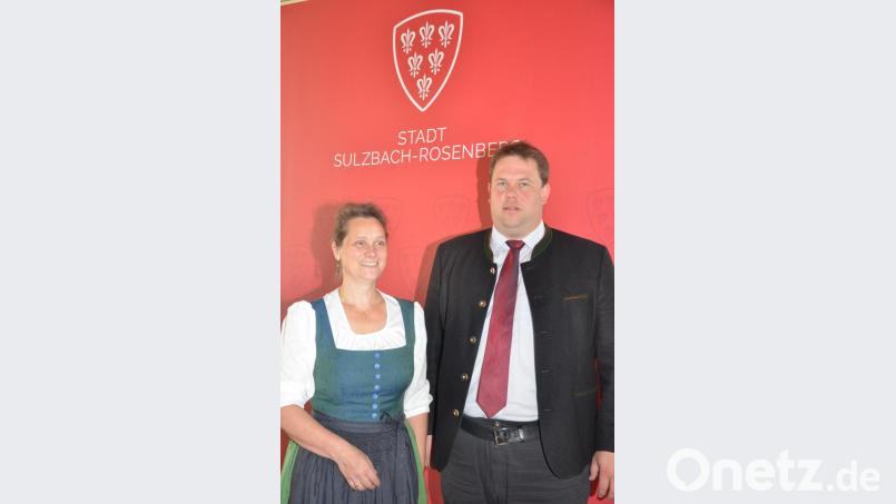 Bezirksheimatpfleger Dr. Tobias Appl mit Musikethnologin Dr. Heidi Christ beim Zwiefachentag in Sulzbach-Rosenberg. Bild: mag