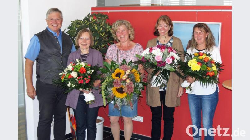 Die Steuerkanzlei TK Kummert ehrte langjährige Mitarbeiter und Chef Anton Kummert (links) überreicht (von links) Annemarie Bock, Christine Heimerl, Claudia Vodermeier und Sabine Ziegler Blumen und Aufmerksamkeiten. Bild: Dobmeier