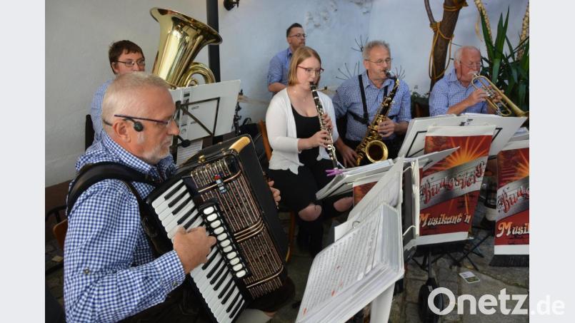 Die „Burgsteigmusikanten“ aus Neuhaus spielten bei Zoigl Lugert auf. Bild: jr