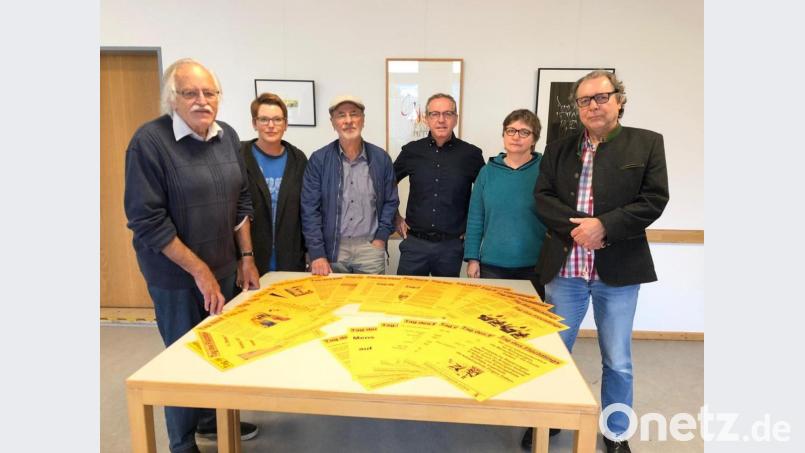 Der Arbeitskreis Flüchtlingshilfe macht auf den Tag des Flüchtlings, der am Freitag ist, mit Plakaten in der Amberger Innenstadt aufmerksam. Bild: exb