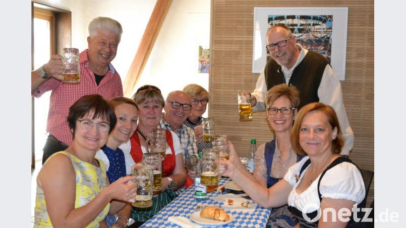 &quot;Die Wiesn zu Gast in Waldsassen&quot; lautet die aktuelle Ausstellung im Kunsthaus Waldsassen mit Bildern von Jürgen Klein (rechts stehend): Bei der Vernissage ging&#039;s bei Bier und Blasmusik zünftig zu. Bild: pz