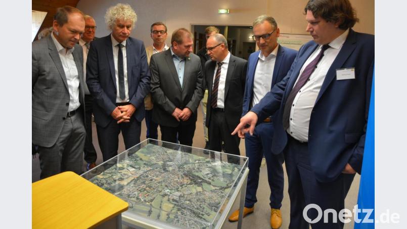 Die Stadt Waldsassen im Kleinformat konnten die Besucher bestaunen. Außenstellenleiter Matthias Koller (rechts) gab dazu Erklärungen. Bild: jr