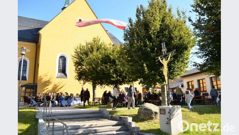 Kräftig bläst der &quot;Böhmische&quot; am Sonntagvormittag und die Gäste des Kirchenpatroziniums suchen füs Feiern Schutz im Windschatten von Pfarrkirche und Kolpingheim. Bild: fjo