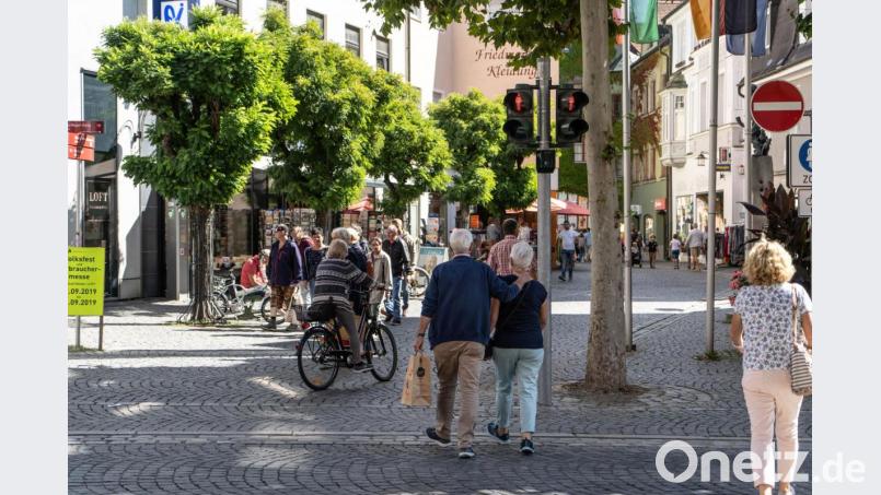 Sorgt für Diskussionen: Die Bedarfsampel am Issy-les-Moulineaux-Platz funktioniert nur, wenn sie per Drückschalter aktiviert wird. Ein Queren der Straße ohne Lichtzeichen ist jederzeit erlaubt. Bild: Lukas Meister