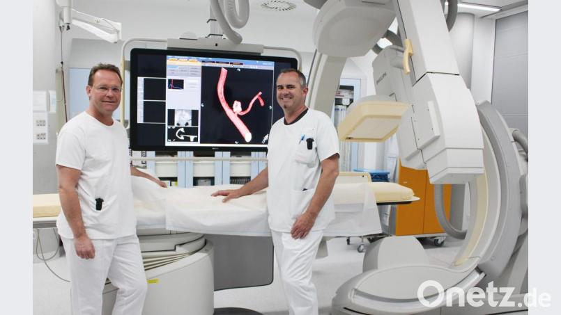 Prof. Dr. Christian Paetzel, Chefarzt der Radiologie am Klinikum Weiden (links) und PD Dr. Thomas Finkenzeller, Leiter des NeuroRadiologischen Zentrums Nordostbayern (rechts). Bild: Kliniken Nordoberpfalz AG