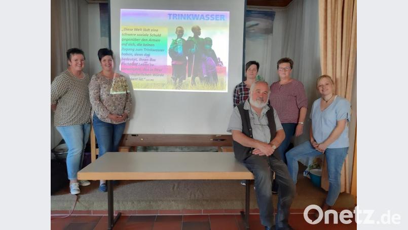 Was nützt alles Gold der Welt, wenn daraus kein Wasser fließt? Interessante Gedanken machten sich (von links) zweite Frauenbunds-Vorsitzende Heidi Lechner, Vorsitzende Karin Müller,
die Vorstandsmitglieder Barbara Reichenberger, Petra Markhof und Anja Hornung-Zahn sowie (vorne) Karl Kuhbandner Bild: gis