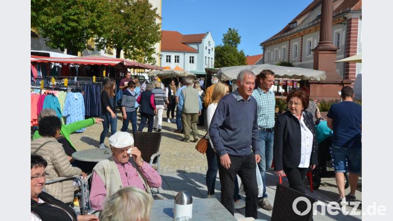 Einkaufen und Bummeln mit Blick auf das Rathaus. Bild: jr