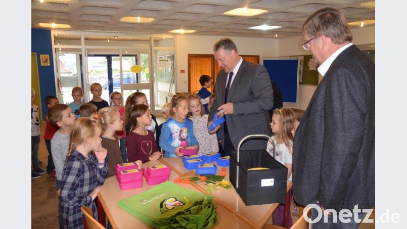 Landrat Richard Reisinger und Bürgermeister Peter Braun (rechts) waren zur Auftaktveranstaltung für die Verteilung von Mehrweg-Brotzeitboxen des Landkreises Amberg-Sulzbach in die Erasmus-Grasser-Schule gekommen. Bild: bö