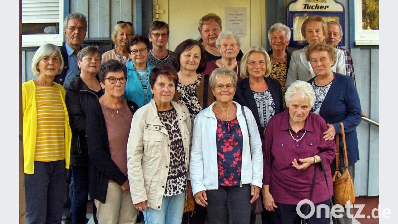 Die geehrten Gründungsmitglieder feiern mit den Ehrengästen. Bild: R. Kreuzer