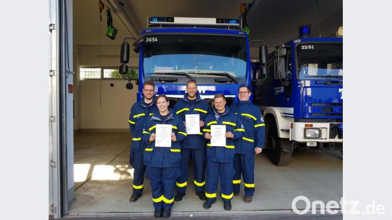 Stellvertretender Ortsbeauftragter Thomas Schiller (links) und Ortsbeauftragter Andreas Duschner (rechts) gratulieren Tanja Reisinger, Oliver Kindl und Thilo Braunreiter zur bestandenen
Prüfung. Ab sofort dürfen die drei neuen Einsatzkräfte mit ausrücken. Bild: THW Weiden/Falco Bauer