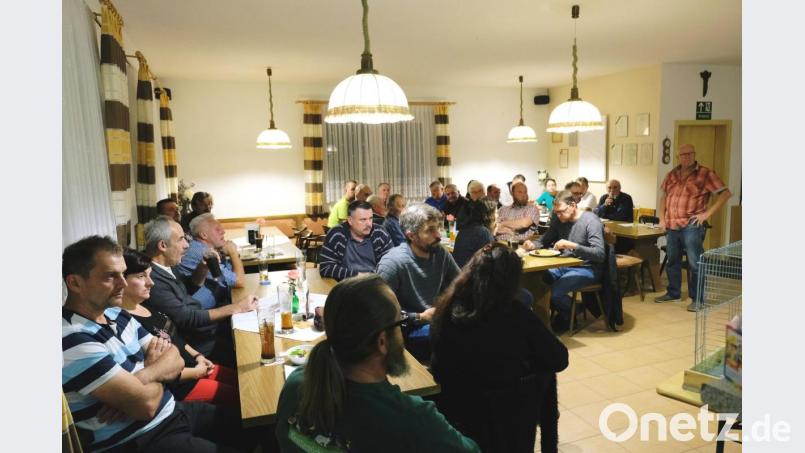 Zirka 40 Vereinszuchtwarte, Preisrichter und Züchter aus den 9 Ortsverbänden des Kreisverbandes Bayerischer Rassegeflügelzüchter informieren sich im Kleintierzüchterheim Eschenbach bei Tierbesprechungen und bei einem Referat zur Vererbungslehre über Neuigkeiten in der Rassegeflügelzucht . Bild: do