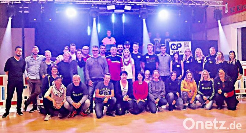 Ein großes Helferteam ist bei der Party in Organisation und Dienstleistung eingebunden. Bild: ü