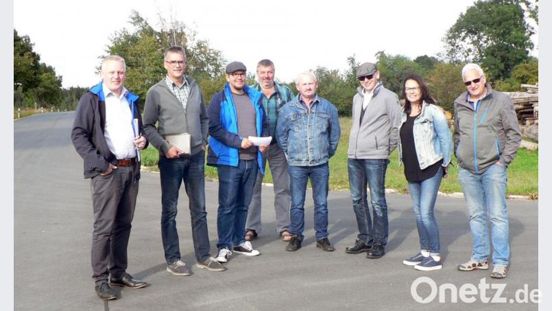Aufgrund eines Wunsches nach Geschwindigkeitsbeschränkung machen sich die Mitglieder des Grundstücks- und Bauausschusses auf der Gemeindeverbindungsstraße nach Neuzirkendorf vor Ort ein Bild von der Lage. In Anlehnung an die Stellungnahme der Polizeiinspektion Eschenbach beschieden sie den Antrag jedoch negativ. Bild: lep