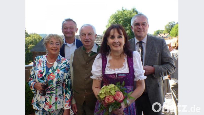 Stellvertretende Bürgermeisterin Johanna Mertins konnte zu ihrem 70. Geburtstag im „Landhaus“ viele gute Wünsche entgegen nehmen. Bürgermeister Richard Tischler, Altbürgermeister Albert Maier, der Clubmaster des Lions-Clubs Oberpfälzer Wald, Walter Brey, und die CSU-Ortsvorsitzende Gisela Hösl gratulierten der vielseitig engagierten Jubilarin. Bild: Völkl