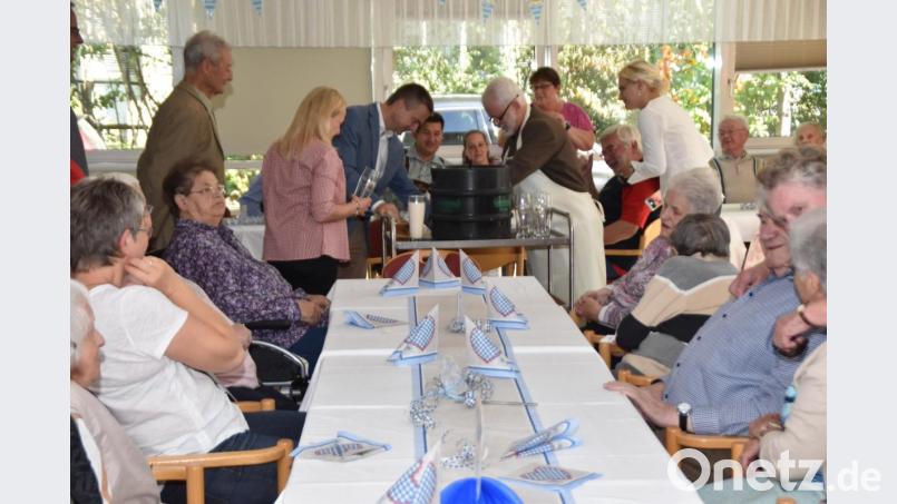 Mit den Senioren feiern (hinten, von links): Christian Wagner, Heimleiterin Michaela Heldwein-Keim, Pfarrer Markus Schmid, Ludwig Kreutzer, Pflegedienstleiterin Christine Diepold und Stadträtin Hildegard Ziegler. Bild: hcz