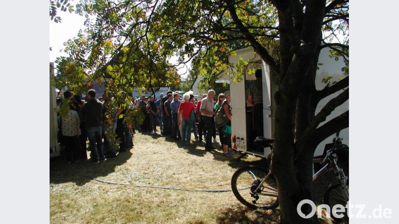 Lange Schlangen an den Imbisswagen Bild: ld