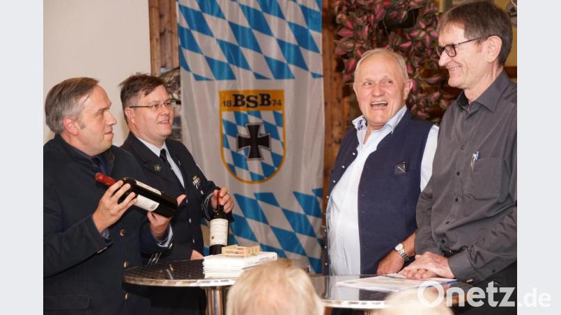 Zum Schluss gab es für die Referenten noch eine Flasche guten fränkischen Rotwein. Kreisvorsitzender Thomas Semba und und sein Stellvertreter Marcus Köppel übergaben einen guten Tropfen an Josef Kraus und Oberst a.D. Richard Drexl (von links). Bild: bkr