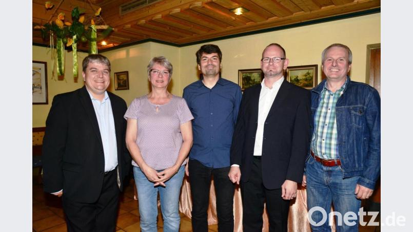 Grünen-Bezirksvorsitzender MdB Stefan Schmidt (links) und Zweiter Kreissprecher Klaus Bergmann (rechts) gratulieren der ersten Vorstandschaft des Grünen-Ortsverbandes Parkstein mit Vorsitzender Sonja Reichold, 2. Vorsitzenden Harald Neumann und Kassier Martin Völkl (von links) zur Wahl. Bild: bey