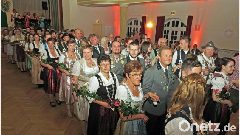 Die beeindruckende Polonaise der knapp 50 Königspaare zum Gauball des Oberpfälzer Nordgaues im Evangelischen Vereinshaus Weiden. Bild: Dobmeier
