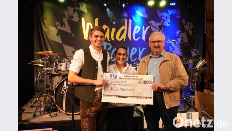 Die beiden Vorsitzenden der KLJB Waldthurn Julian Steiner (links) und Hannah-Sophia Hornstein überreichen 1000 Euro an den Vorsitzenden der Kinderkrebshilfe, Herbert Putzer. Bild: fvo