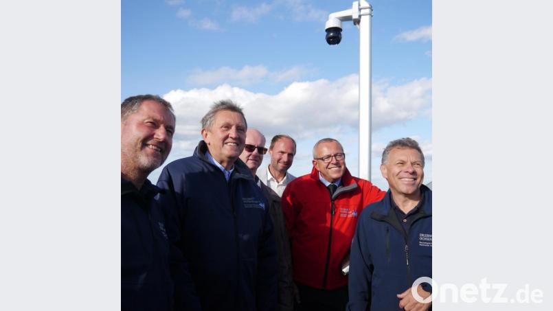 Bürgermeister Axel Hermann (Warmensteinach), Landrat Hermann Hübner, Seilbahnbetriebsleiter Andreas Schreyer, Markus Weyerer von ausführenden Firma Feratel, Bürgermeister Stephan Unglaub (Bischofsgrün) und TMO-Geschäftsführer Andreas Munder freuen sich über die neue Errungenschaft. Bild: gis