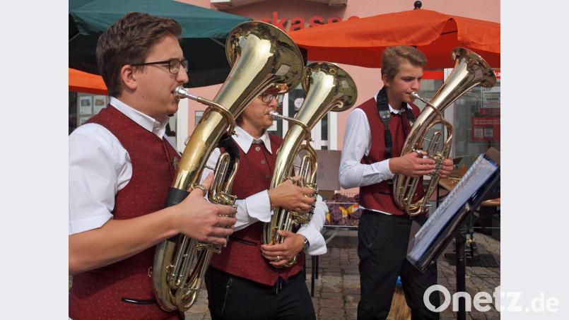 Marktsonntag in Rieden – und die Blaskapelle St. Georg findet immer den richtigen Ton. Bild: sön