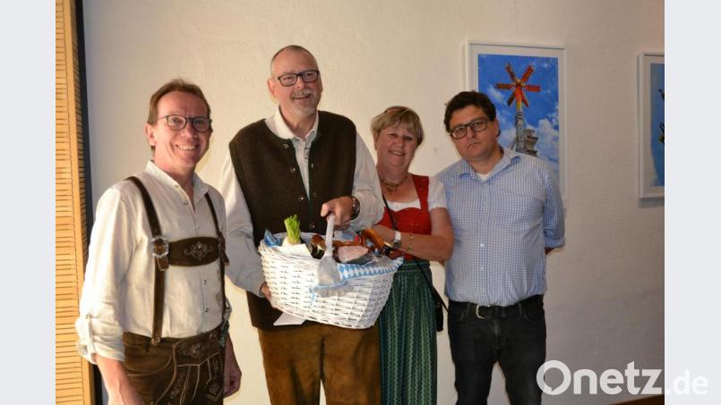Jürgen und Andrea Klein zusammen mit den beiden Vorsitzenden des Vereins &quot;Kunsthaus Waldsassen&quot;, Wolfgang Horn (links) und Markus Braun. Bild: pz