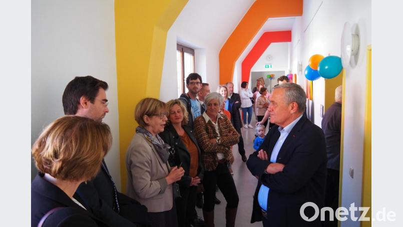 Chefärztin Dr. Susanne Rinnert stellt die Farbgestaltung der SPZ-Räume vor Bild: Bühner