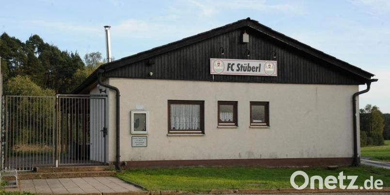 Ungepflegt ist das Umfeld der ehemaligen Tennisanlage, marode das Gebäude am Freihunger Ortsende Richtung Thansüß – aber nun soll dort mit einer Begegnungsstätte wieder Leben einziehen. Bild: gf