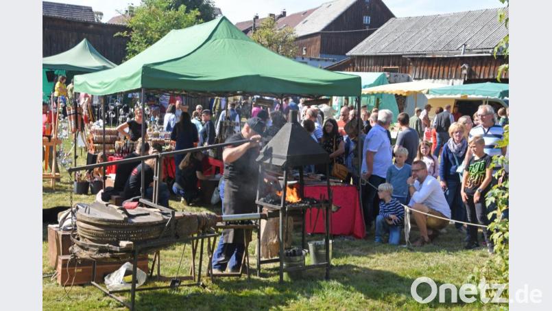 Erstmals konnten die Besucher einen Schmied aus der Nähe beobachten. Bild: ld