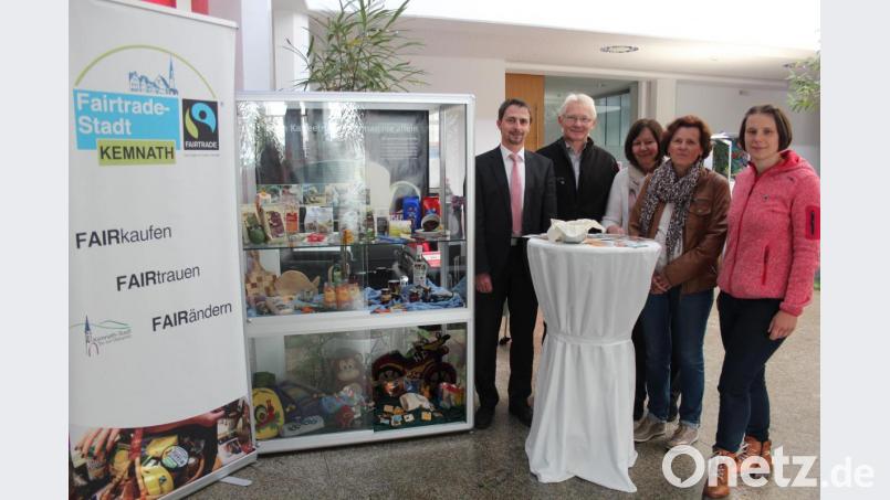 Für Fairtrade-Botschaften in der Kemnather Sparkasse sorgen (von links) Geschäftsstellen-Leiter Markus Dötterl sowie die Mitglieder der Steuerungsgruppe, Alfred Kick, Elke Burger, Birgit Perkamps und Barbara Weismeier. Bild: stg