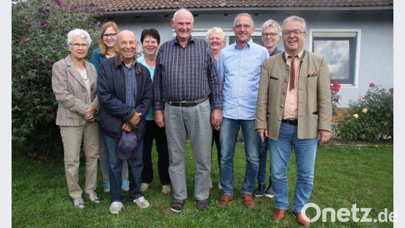 80. Geburtstag hatte Anton Engelmann (Fünfter von links), der nach Kornthan eingeladen hatte, um das Fest zusammen mit seiner Familie, seinen Freunden und Bürgermeister Toni Dutz (rechts) zu feiern. Bild: wro