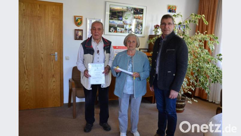 Ursel und Dieter Friemel aus Dortmund wurden für den 55. Aufenthalt in Moosbach von Bürgermeister Hermann Ach geehrt und danke gesagt für all die vielen Urlaubsjahre in Moosbach. Bild: gi