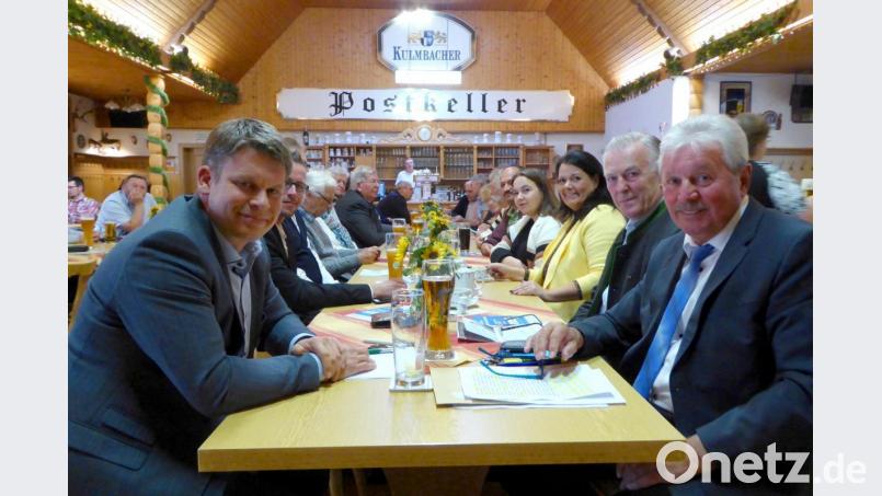 Gut besucht ist die als „Biergartengespräch“ gedachte Versammlung im Postkellersaal mit OB-Kandidat Zeitler (links), zu der CSU-Ortsverbandsvorsitzender Hans Forster (rechts) geladen hat. Bild: fsb