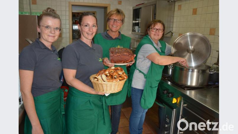 In der Küche bei Zoigl Oppl kam bei aller Arbeit auch der Spaß nicht zu kurz. Bild: jr