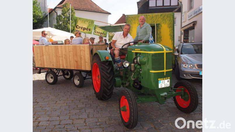Eine Rundfahrt auf dem Traktor-Anhänger war der Renner. Der Erlös wird für den neuen Kindergarten gespendet. Bild: sön