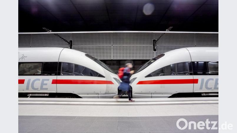 Ein Mann läuft an einem ICE entlang. Archivbild: Christoph Soeder/dpa