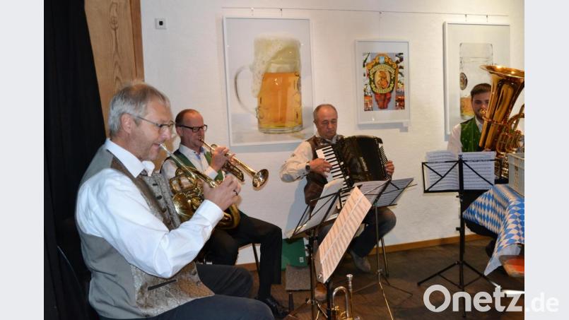 Die &quot;Bayerisch-Böhmischen&quot; spielten bei der Vernissage zünftig auf. Bild: pz